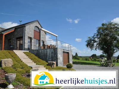 Luxe wellness villa voor 8 personen met sauna en uitzicht op de vallei.