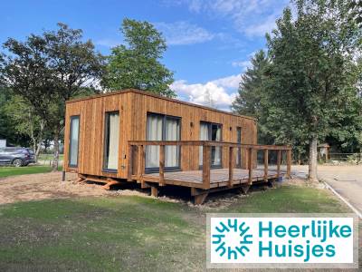 4 persoons lodge met een ruim terras op vakantiepark Hameau de lOurthe
