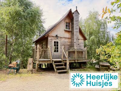 Grote boomhut voor 6 personen met hottub op een vakantiepark met klimbos en midgetgolf