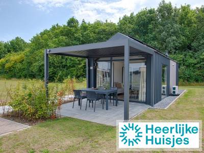 Modern 2-persoons tiny house met terras, vlak bij het water op Resort Boschmolenplas