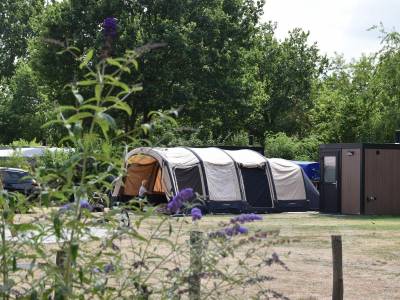Kampeerplaats met privé sanitair de luxe