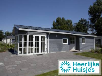 4 persoons chalet op vakantiepark Buitenhuizen met buitenzwembad in Velsen-Zuid.