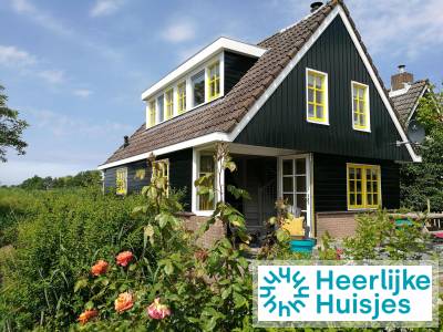 Comfortabel 10-persoons vakantiehuis met steiger en omheinde tuin nabij Callantsoog
