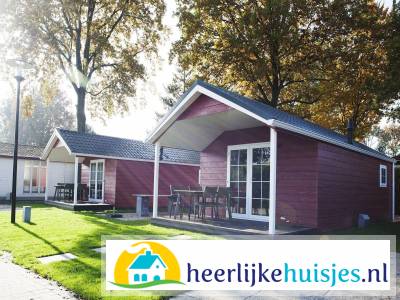Twee knusse 4 persoons chalets bijelkaar op een vakantiepark