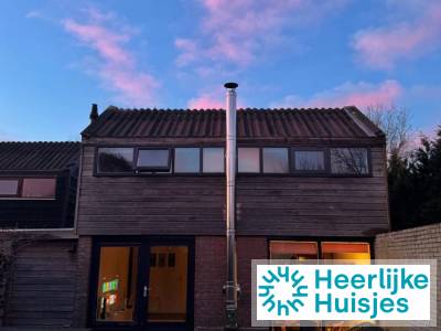 Ruime bungalow voor 4 volwassenen en 3 kinderen met open haard op een park nabij Schoorl