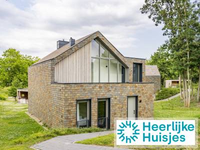 Villa aan het water met eigen buitenwellness op resort naast golfbaan vlakbij Maastricht