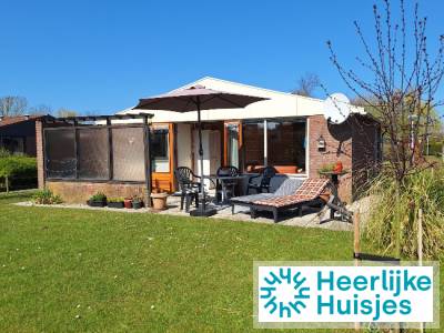 Knusse 4 persoons bungalow met berging en wasmachine op park in Noord Holland