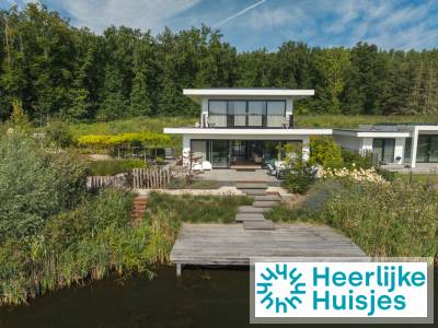 Villa aan het water met aanlegsteiger en sauna naast golfbaan op resort vlakbij Harderwijk