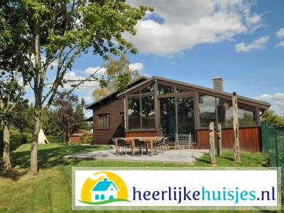 Mooi 9 persoons vakantiehuis met een 3 persoons buiten-bubbelbad en een omheinde tuin.