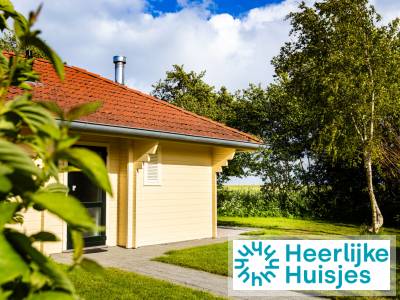 Kindvriendelijke 4-persoons villabungalow met whirlpool en houtkachel