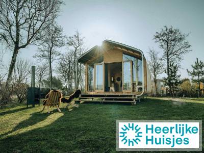 Minimalistisch 4 persoons cabin in Ouddorp en dichtbij het Noordzeestrand