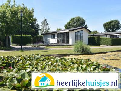 Vier persoons MIVA chalet op vakantiepark met buitenzwembad