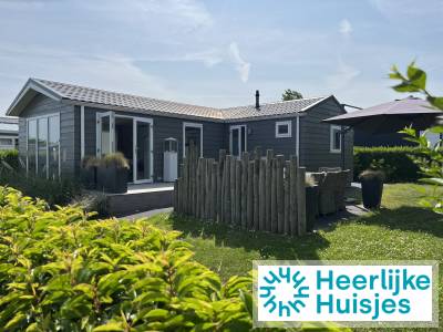 Sfeervol ingericht 4-persoons hoekchalet met ruime tuin in Oostkapelle vlakbij het strand