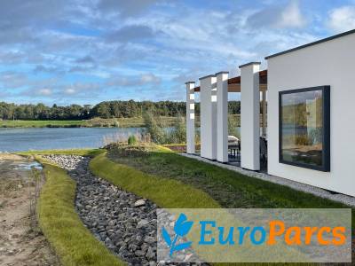 Lakeside Waterfront Cottage 4