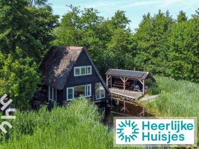 Karakteristiek 6-persoons rietsnijdershuisje verscholen in het riet van Giethoorn