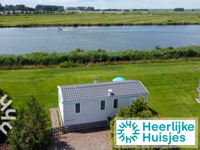 Ruim gelegen 4-persoons chalet aan het water, nabij de jachthaven van Lemmer