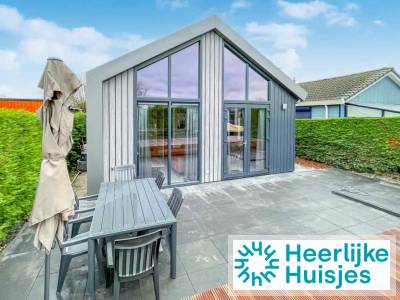 Modern 6 persoons chalet met omheinde tuin aan het water op een vakantiepark