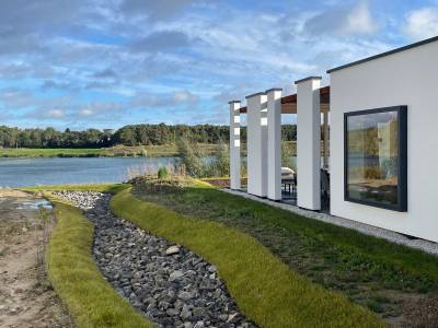 Lakeside Waterfront Cottage 4