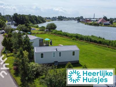 Ruim gelegen 6-persoons chalet aan het water, nabij de jachthaven van Lemmer