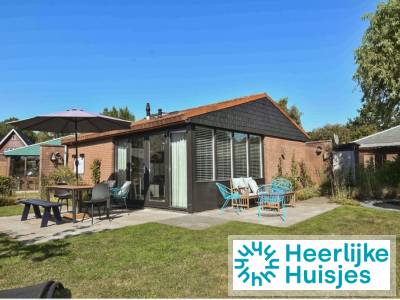 5-persoons bungalow met houtkachel en omheinde tuin vlakbij zee