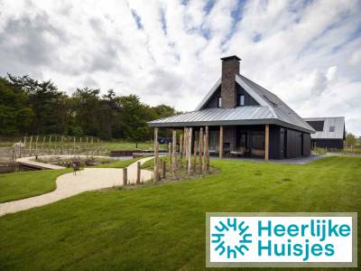 Modern 10- persoons vakantiehuis op een familiepark met zwemvijver in Sint-Nicolaasga