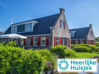 Comfortabele 8-persoons bungalow aan het water op een vakantiepark in Noord Holland